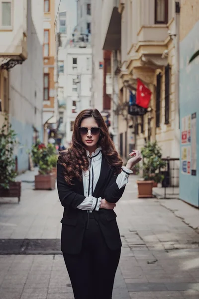 Belle femme marche à la rue Istiklal, Istambul — Photo