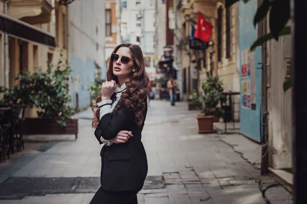 Mooie vrouw wandelingen in Istiklal Street, istambul — Stockfoto