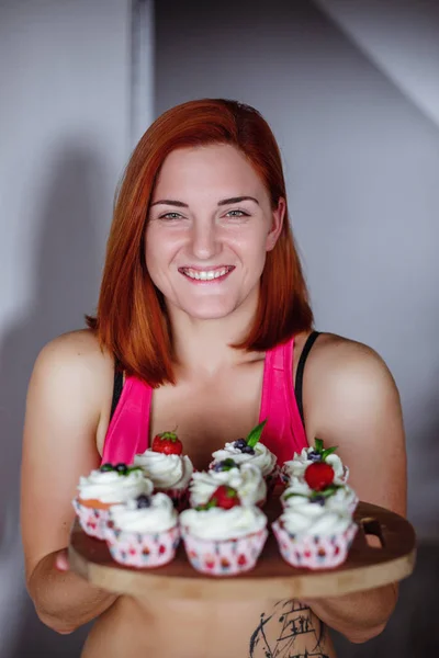 自宅で自然なケーキを食べる女性の肖像 — ストック写真