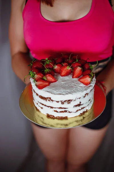 Портрет женщины, поедающей натуральный торт дома — стоковое фото