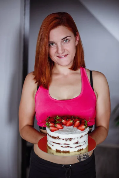 Πορτραίτο της γυναίκας που τρώει φυσικό κέικ στο σπίτι — Φωτογραφία Αρχείου