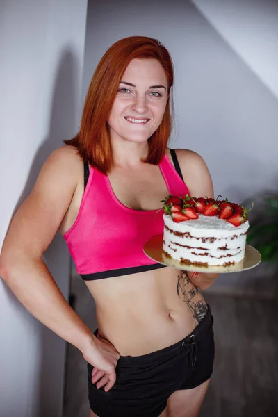 Porträtt av kvinna som äter natur kaka hemma — Stockfoto