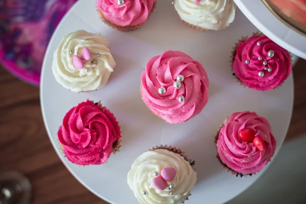 Plate with Cupcakes in the coffee house — Stock Photo, Image