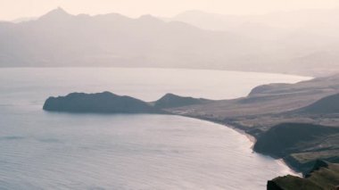 Güneşin okyanusun üzerinde battığı güzel uçurumlar. Sahilde güzel bir gün batımı, inanılmaz renkler, deniz manzarasında parlayan ışık demeti. Deniz gün batımı. 