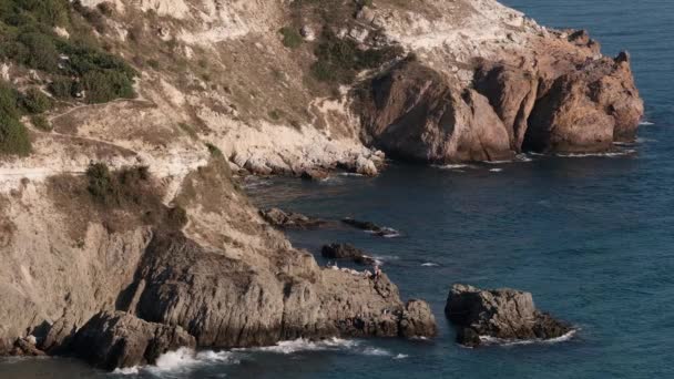 Coup Vagues Océaniques Qui Écrasent Falaise Littoral Raide — Video