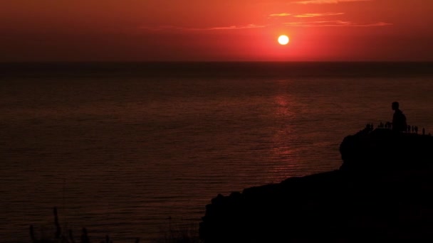 Silhouetten Van Mensen Kijken Naar Zee Zonsondergang Het Verhogen Van — Stockvideo
