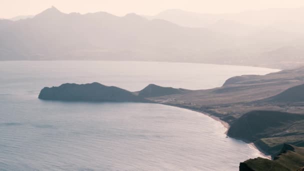 Красиві Скелі Сонцем Розташовані Над Океаном Відстані Прекрасний Захід Сонця — стокове відео