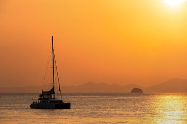 Tropik bir adanın kıyısında romantik bir günbatımı. Koh Chang veya Krabi Eyaleti. Tayland.