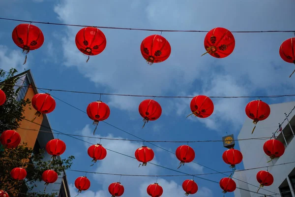 Stovky luceren visely přes nádvoří na čínském Novém roce nad modrou oblohou. — Stock fotografie