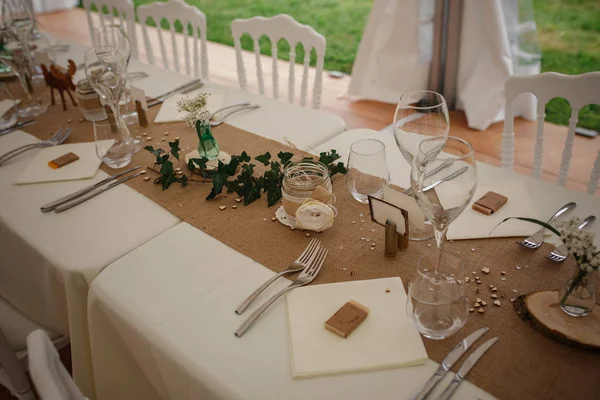 Cena de catering al aire libre en la boda con guarniciones caseras d — Foto de Stock