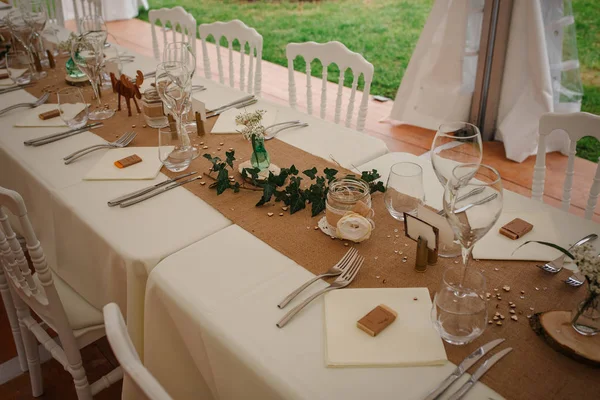 Cena de catering al aire libre en la boda con guarniciones caseras d — Foto de Stock