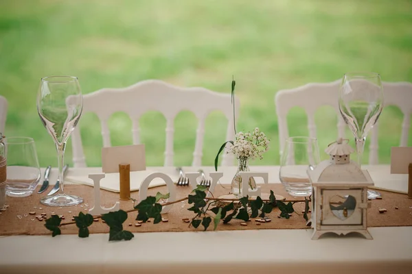 Outdoor catering diner in het huwelijk met zelfgemaakte garnituren decoratie — Stockfoto