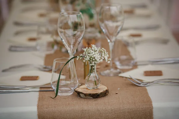 Cena de catering al aire libre en la boda con decoración de guarniciones caseras — Foto de Stock