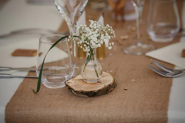 Ужин на свежем воздухе на свадьбе с украшением домашнего гарнира — стоковое фото