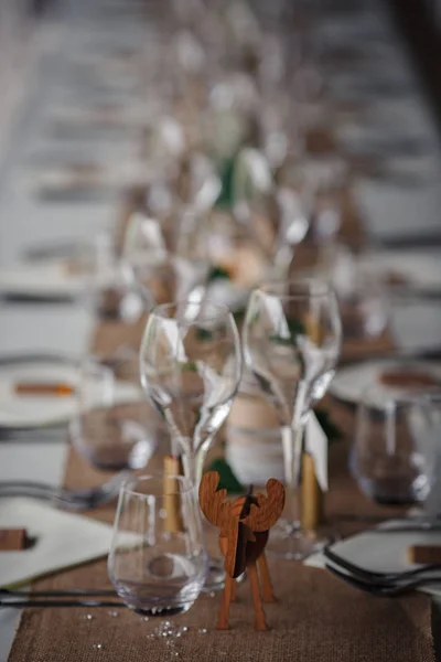 Catering-Dinner im Freien bei der Hochzeit mit hausgemachter Dekoration — Stockfoto