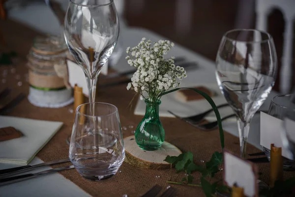 Kültéri étkezési vacsora az esküvőn házi készítésű díszítéssel — Stock Fotó