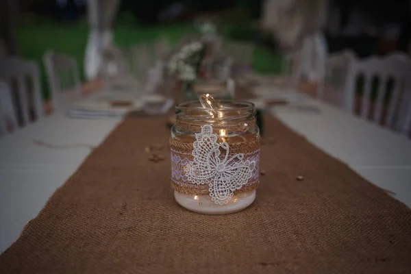 Dîner traiteur extérieur au mariage avec décoration de garnitures maison — Photo