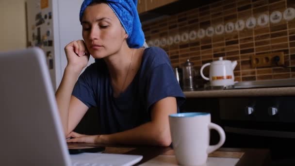 Jovem Mulher Asiática Trabalha Cozinha Mulher Usando Laptop Casa Tomar — Vídeo de Stock