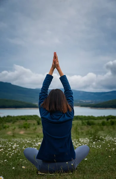 Een Jonge Vrouw Die Yoga Doet Het Veld Gevoeligheid Voor — Stockfoto