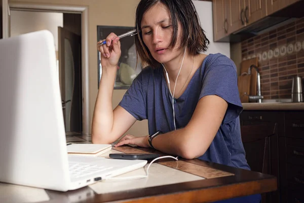 Trabajar Desde Casa Autoaislamiento Concepto Aprendizaje Línea Mujer Asiática Freelancer — Foto de Stock