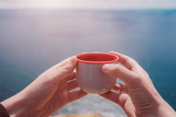 Manos Masculinas Sosteniendo Una Taza Con Una Bebida Caliente Sobre —  Fotos de Stock