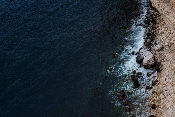 Kayalık Kayalıkları Taşları Deniz Koyları Olan Resimli Deniz Manzarası Tehlike — Stok fotoğraf