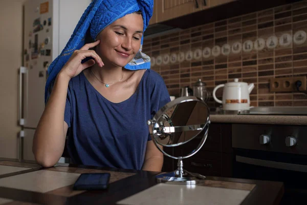 Hermosa Mujer Asiática Envuelta Toalla Azul Sentada Cocina Aplicando Crema Imagen De Stock