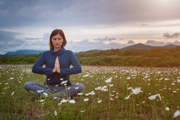 Een Jonge Vrouw Die Yoga Doet Het Veld Meditatie Een — Stockfoto