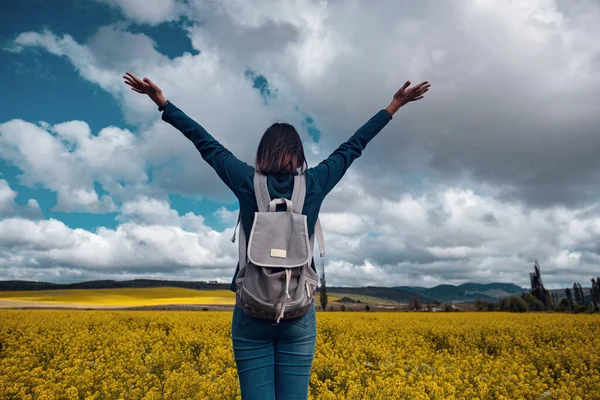 Mujer Viajera Suéter Azul Vaqueros Campo Colza Floreciente Con Las — Foto de Stock