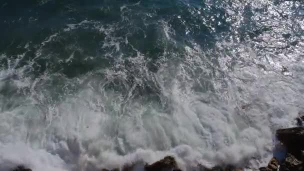 Letecký Pohled Oceánské Vlny Fantastické Skalnaté Pobřeží Nebezpečí Havárie Mořské — Stock video