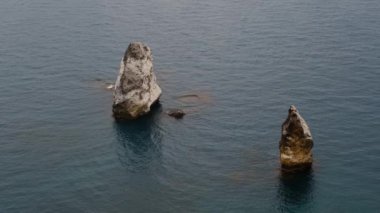 Orestes ve Pilad 'ın iki kayası ve Cape Fiolent, Kırım' daki sakin deniz. Havadan üst görünüm