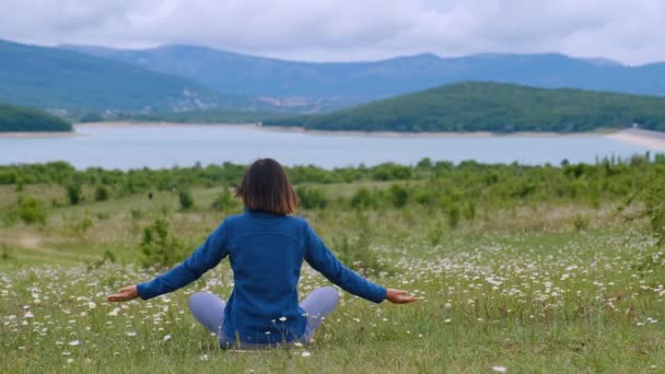 Bella Donna Libera Selvaggia Seduta Meditazione Posa Sul Campo Margherita — Video Stock