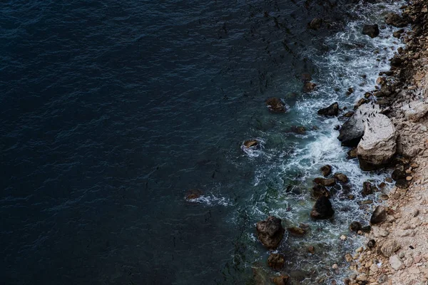 Kayalık Kayalıkları Taşları Deniz Koyları Olan Resimli Deniz Manzarası Tehlike — Stok fotoğraf