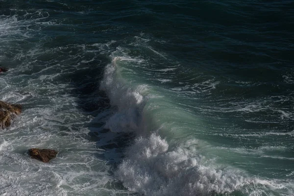 Océano Olas Fondo Rompiendo Agua Mar Rocosa Costa Mar Agitado — Foto de Stock