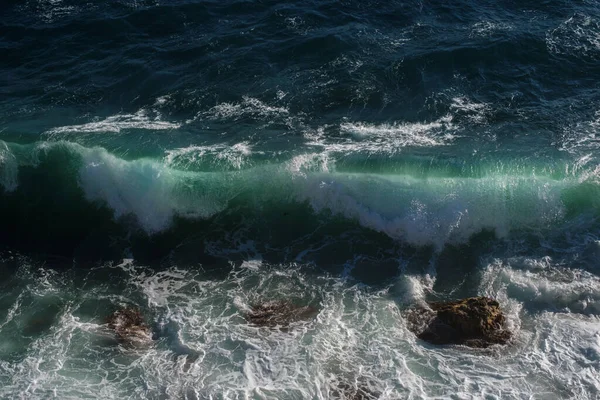 Océano Olas Fondo Rompiendo Agua Mar Rocosa Costa Mar Agitado — Foto de Stock