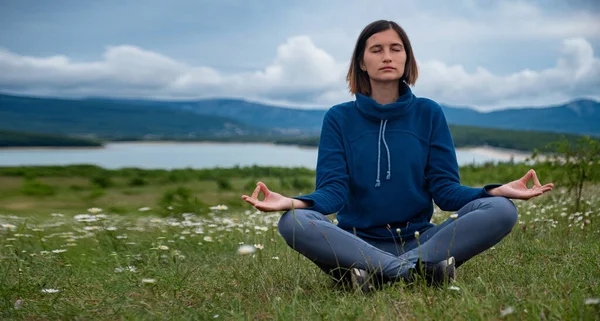 Een Jonge Vrouw Die Yoga Doet Het Veld Gevoeligheid Voor — Stockfoto
