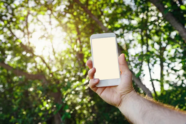 Mano Masculina Sostiene Teléfono Inteligente Blanco Teléfono Celular Móvil Sobre — Foto de Stock