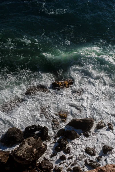 Fundo Onda Oceano Quebrando Água Mar Costa Rochosa Mar Áspero — Fotografia de Stock