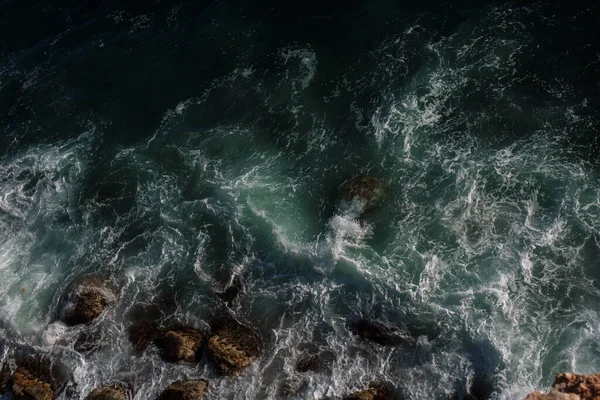 Océano Olas Fondo Rompiendo Agua Mar Rocosa Costa Mar Agitado — Foto de Stock