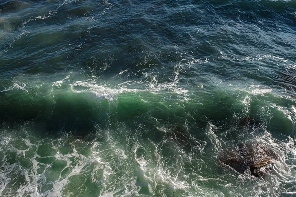 海浪背景突破海水岩石海岸汹涌大海绿松石水梯度泡沫 大海中的巨浪 夏天的季候风海浪的白峰 — 图库照片