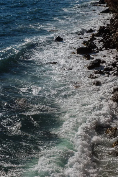 Ocean Fala Tło Łamiące Morze Woda Skalisty Brzeg Szorstki Morze — Zdjęcie stockowe