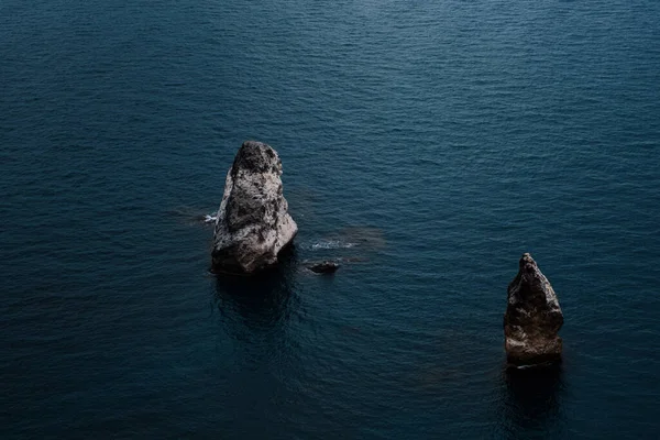 Kayalık Kayalıkları Taşları Deniz Koyları Olan Resimli Deniz Manzarası Denizde — Stok fotoğraf