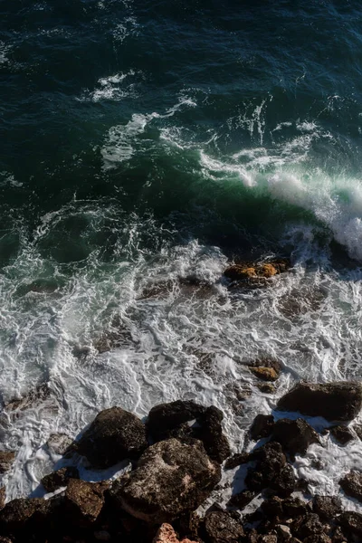 Ozeanwellen Hintergrund Brechen Meerwasser Felsige Küste Raue See Türkisfarbener Wassergefälle — Stockfoto