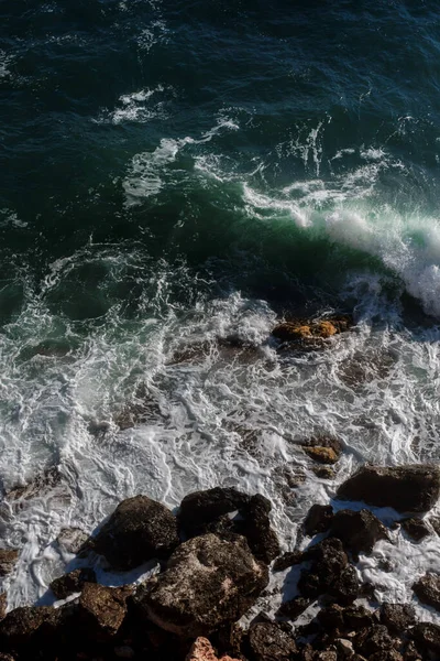 Océano Olas Fondo Rompiendo Agua Mar Rocosa Costa Mar Agitado — Foto de Stock