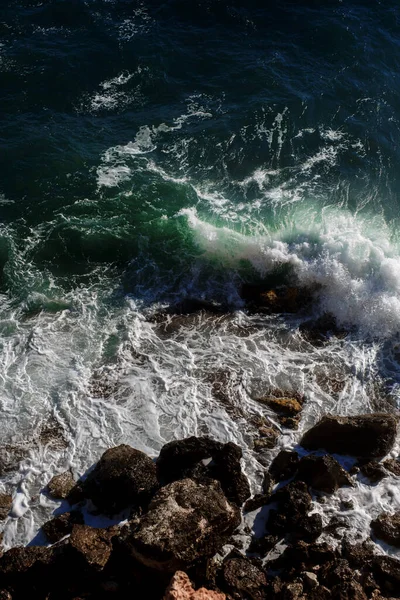 Fundo Onda Oceano Quebrando Água Mar Costa Rochosa Mar Áspero — Fotografia de Stock