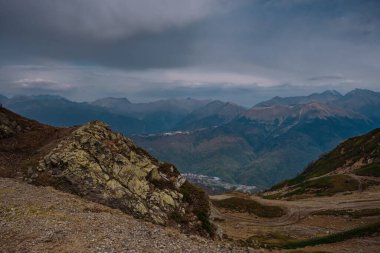 Kuzey Kafkasya 'da sonbahar, sezon dışında Rosa Khutor kayak merkezi. Rusya, Soçi. Klasik tonlama. Seyahat geçmişi. Dramatik gökyüzü, gün batımı zamanı, güzel ağır bulutlar..