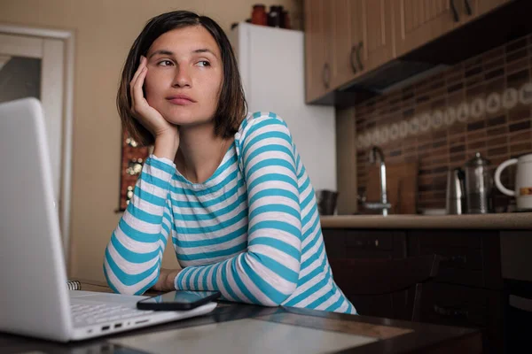 Mujer Joven Sentada Cocina Trabajando Ordenador Portátil Por Mañana Atractiva —  Fotos de Stock