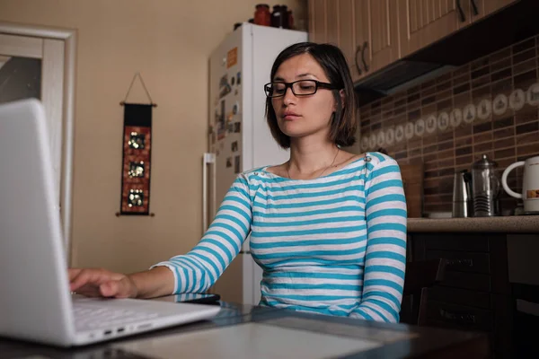 Mujer Joven Sentada Cocina Ver Webinar Escuchar Curso Línea Comunicarse — Foto de Stock