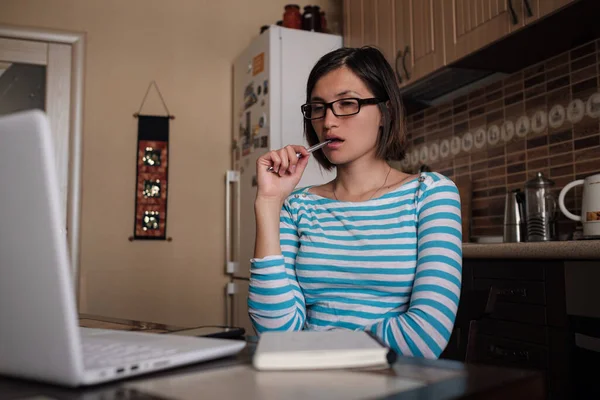 Mujer Joven Sentada Cocina Ver Webinar Escuchar Curso Línea Comunicarse — Foto de Stock