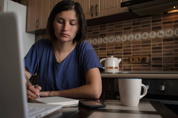 Grave Hermosa Joven Mujer Asiática Adulta Tomando Notas Mientras Está —  Fotos de Stock